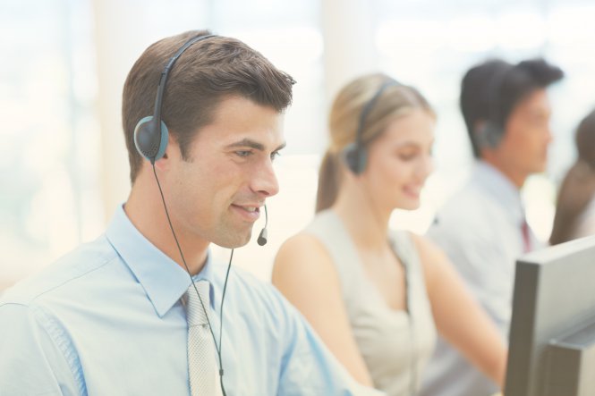 Contact center representatives take calls and ask themselves: SIP trunking vs. PRI?