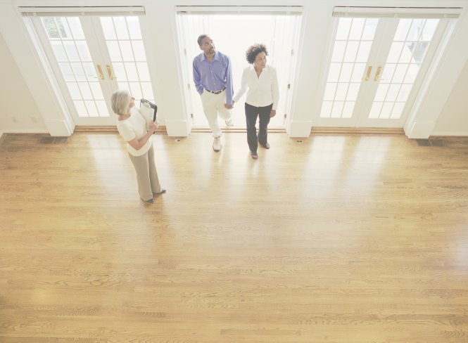 Realtor showing clients a home through cross-reality advertising