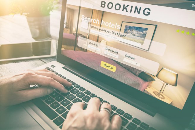 Person wanting good hospitality customer experience while booking a hotel online