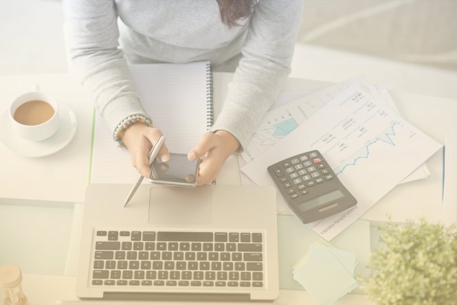 An employee of treasury management uses APIs for flexible communications