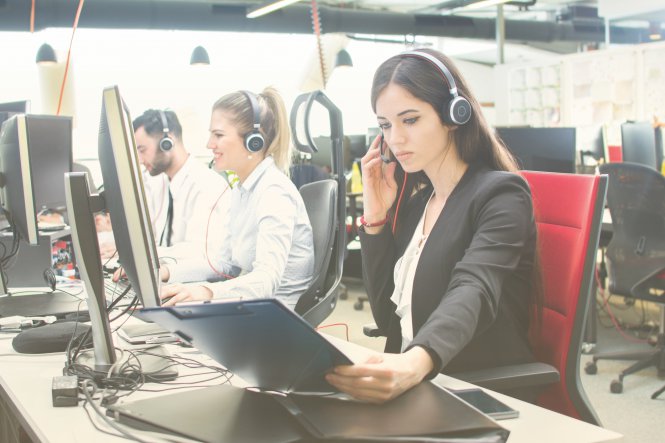 Insurance company contact center agent meeting consumer expectations for customer service