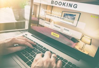 Person wanting good hospitality customer experience while booking a hotel online