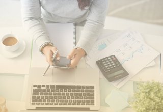 An employee of treasury management uses APIs for flexible communications