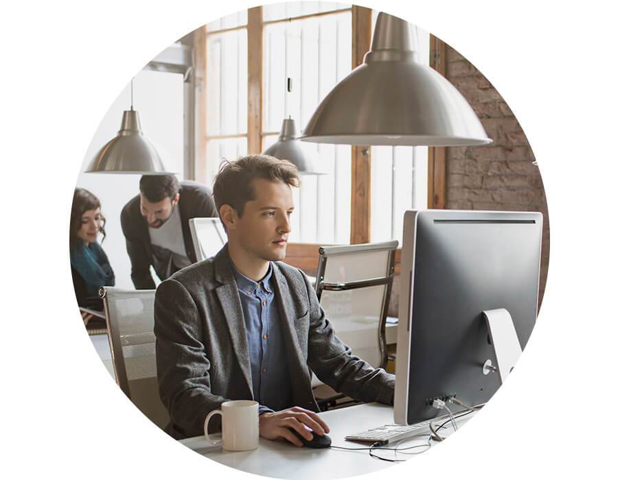 man receiving online Vonage it support